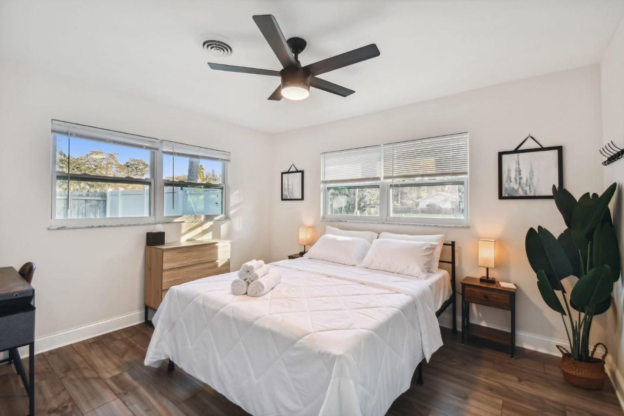 Plush Sheets, Games!, Huge Backyard, Massage Chair Tampa Esterno foto